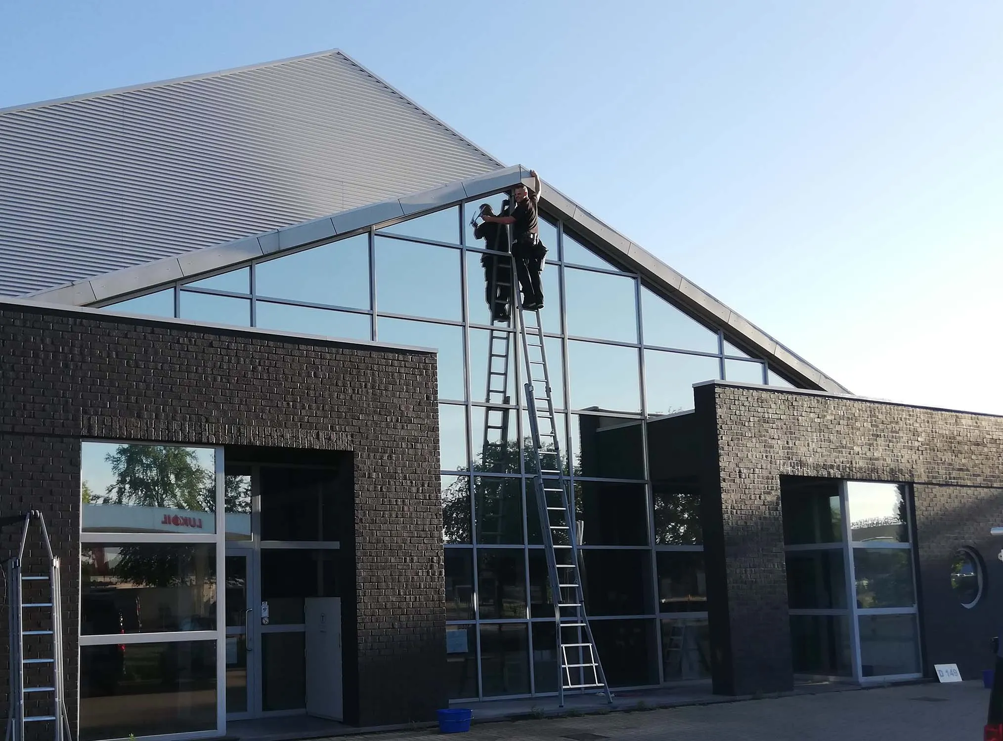 Gereinigde glasgevel van een bedrijfsgebouw door Glaswas Verelst