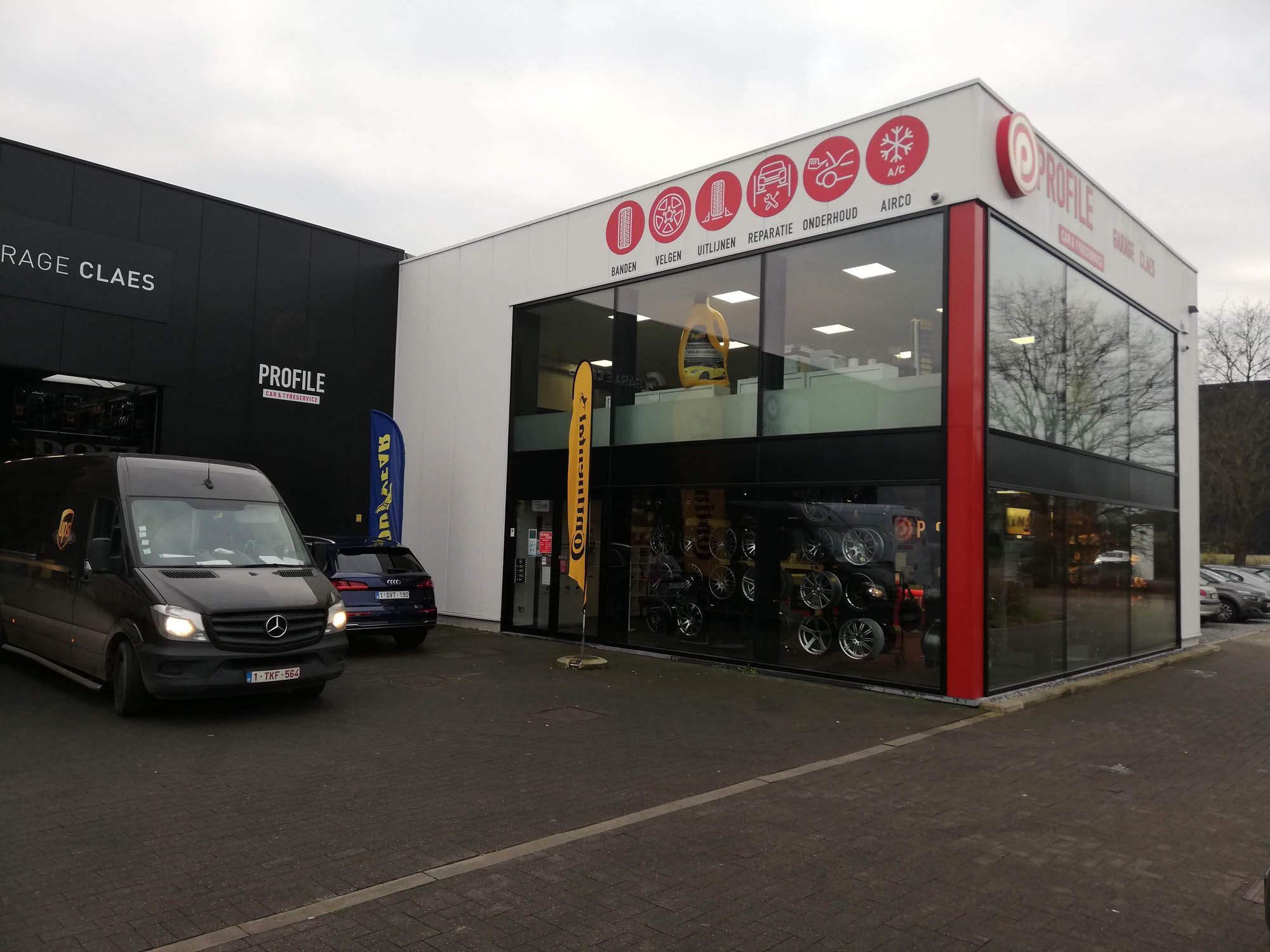 Glazen toonzaalgevel van fietsenwinkel Garage Claes met gereinigde etalageramen