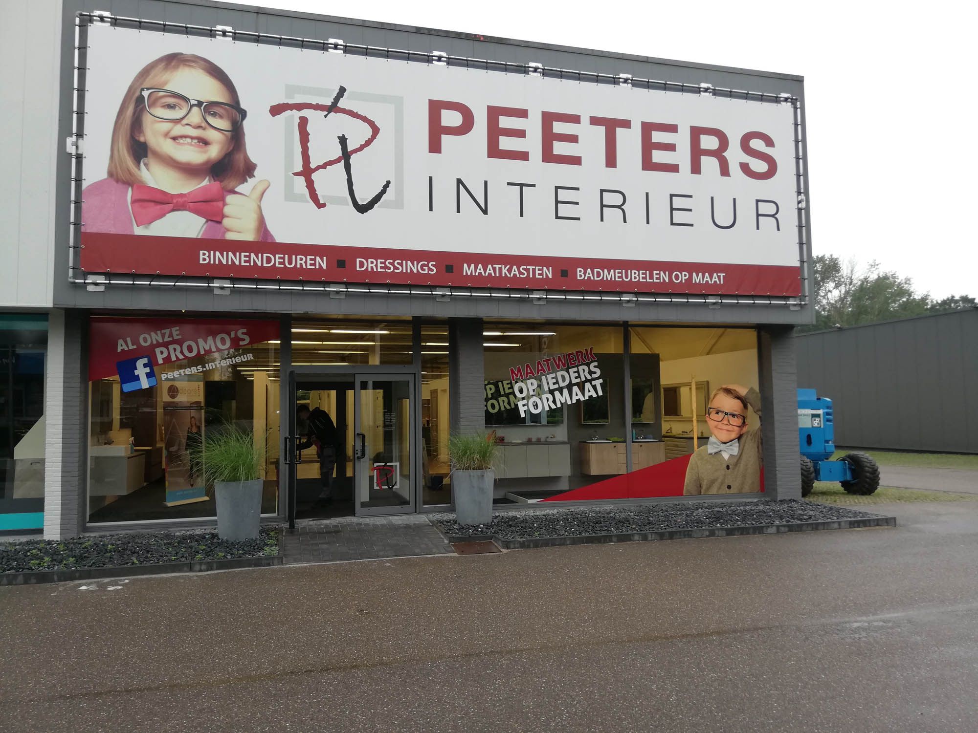 Etalagegevel van Peeters Interieur met gereinigde winkelruiten