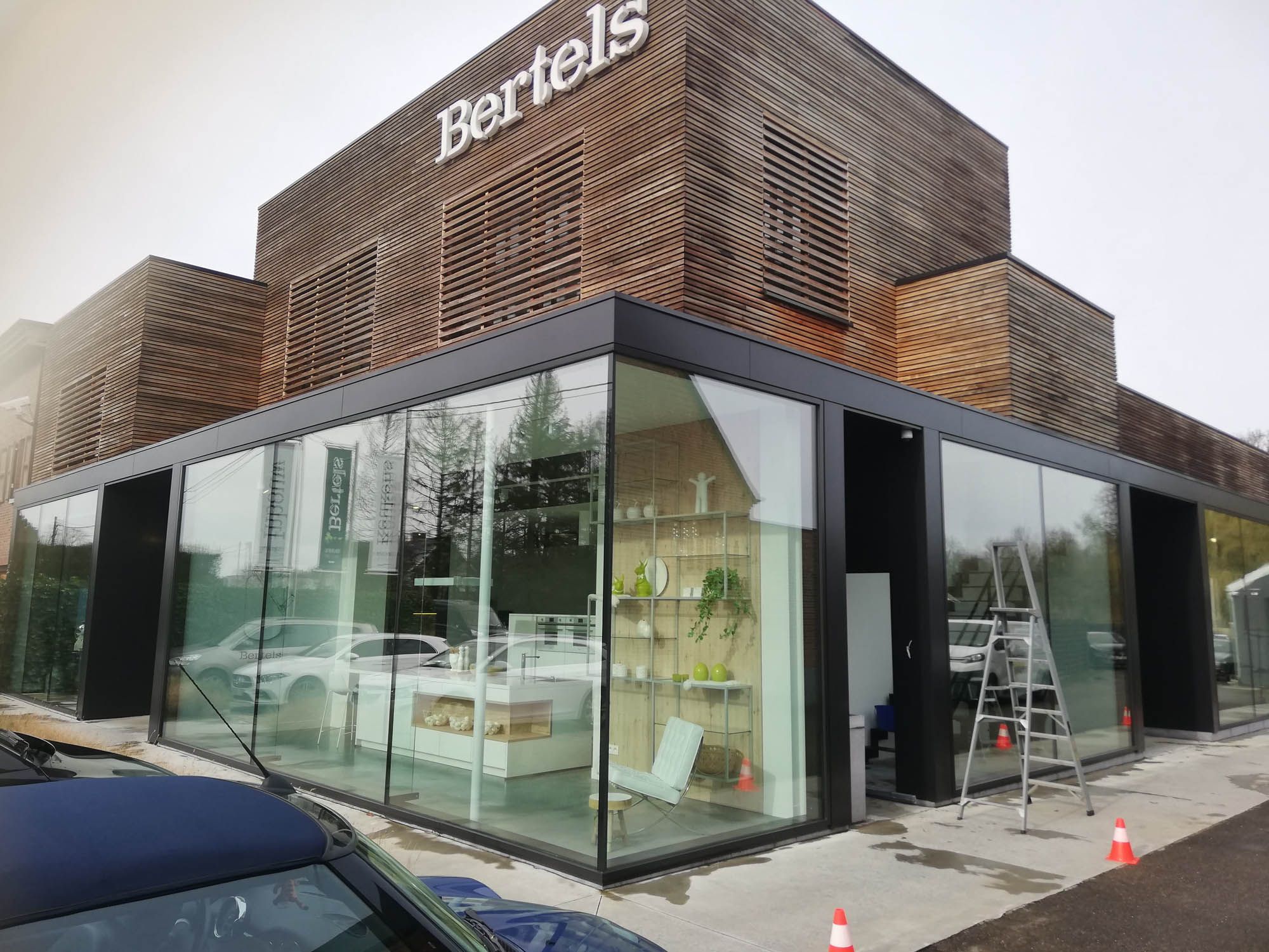 Toonzaal Bertels met houten gevelbekleding en gereinigde hoekbeglazing