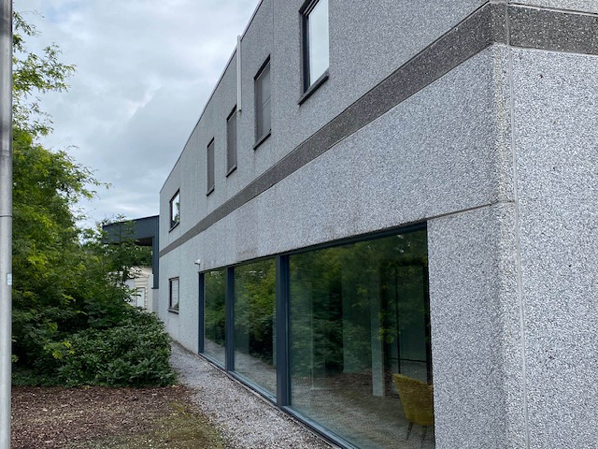 Kantoorgebouw met doorlopende raamstrook na glasbewassing
