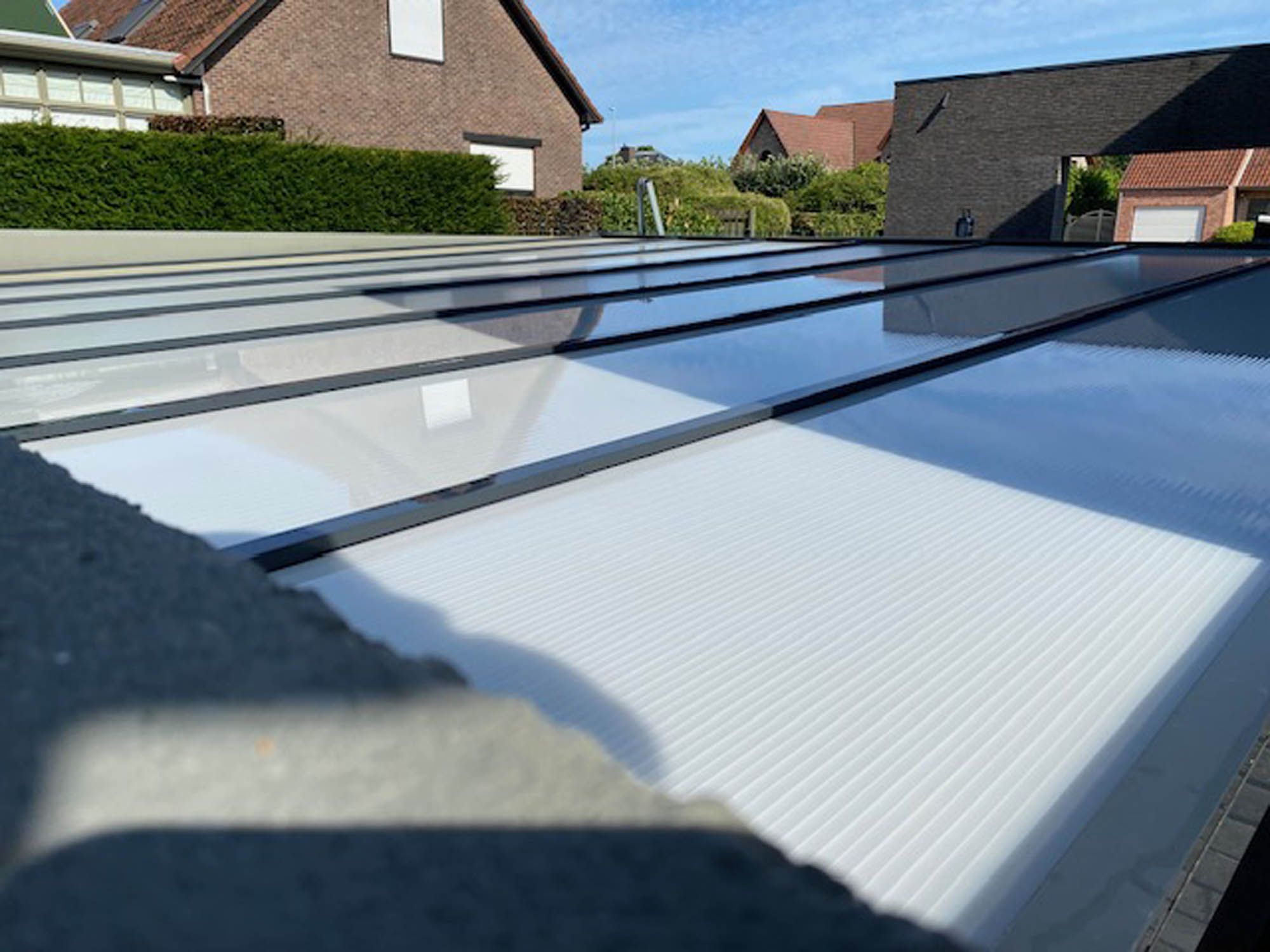 Detail van een gereinigd glazen verandadak