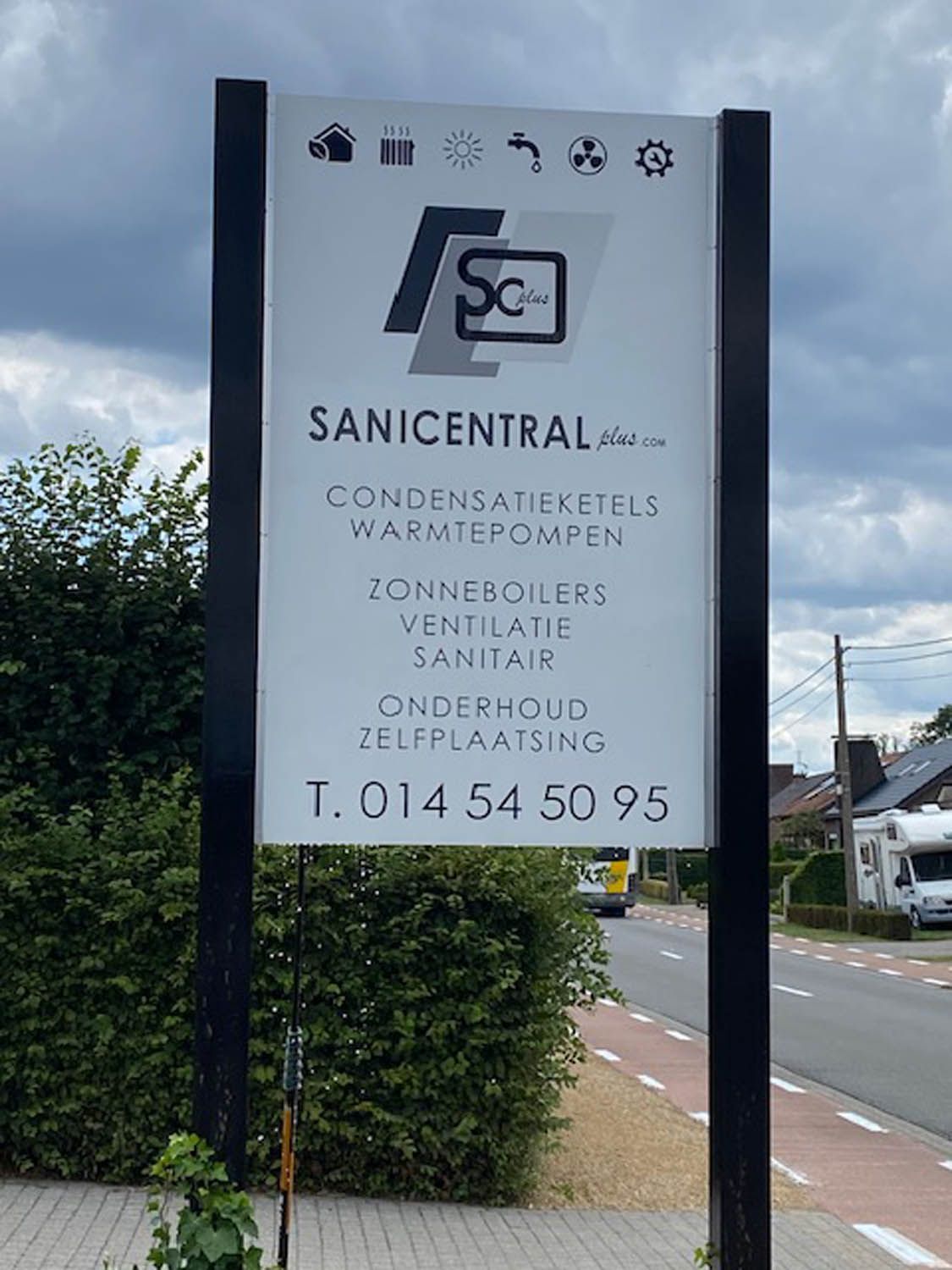 Reclamezuil van Sanicentral plus langs de weg, gereinigd