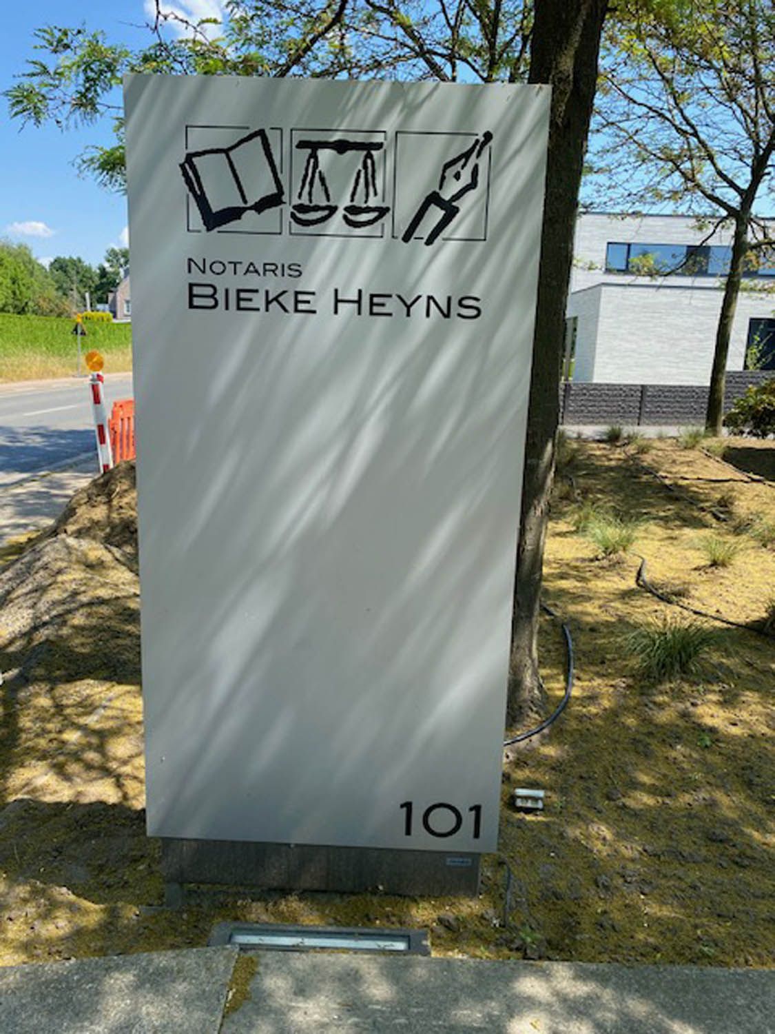 Naambord van notariskantoor Bieke Heyns na reiniging
