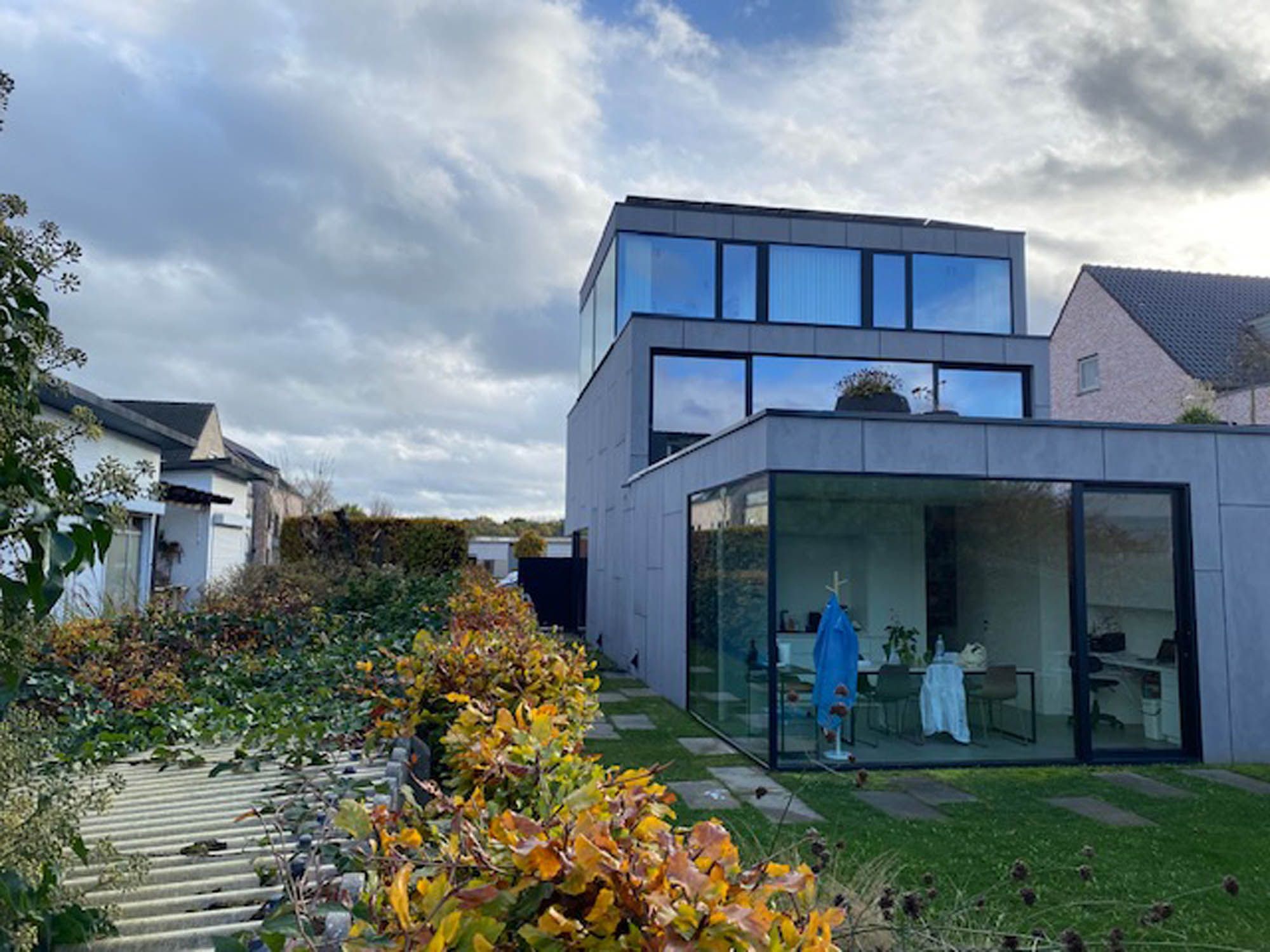 Moderne woning met grote glaspartijen op meerdere niveaus na glasbewassing