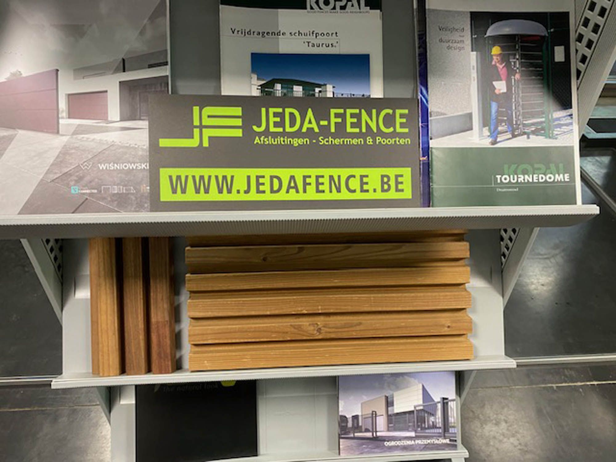 Reclamebord van Jeda-Fence met houten schermstalen na reiniging