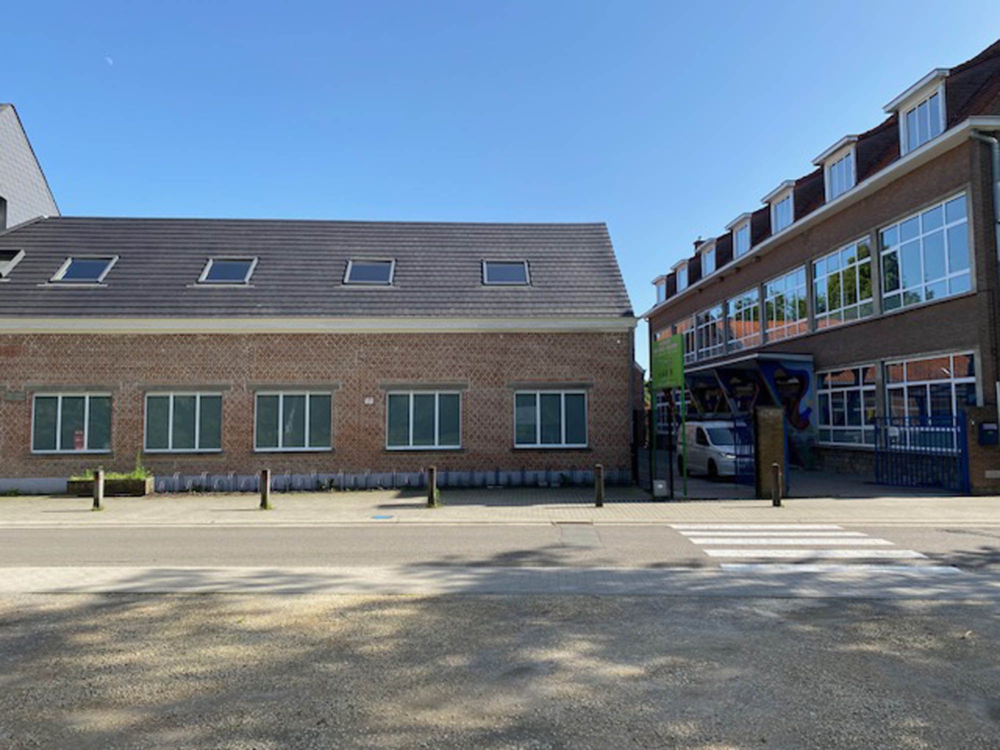 Schoolgebouw met vele ramen langs de straatzijde na glasbewassing