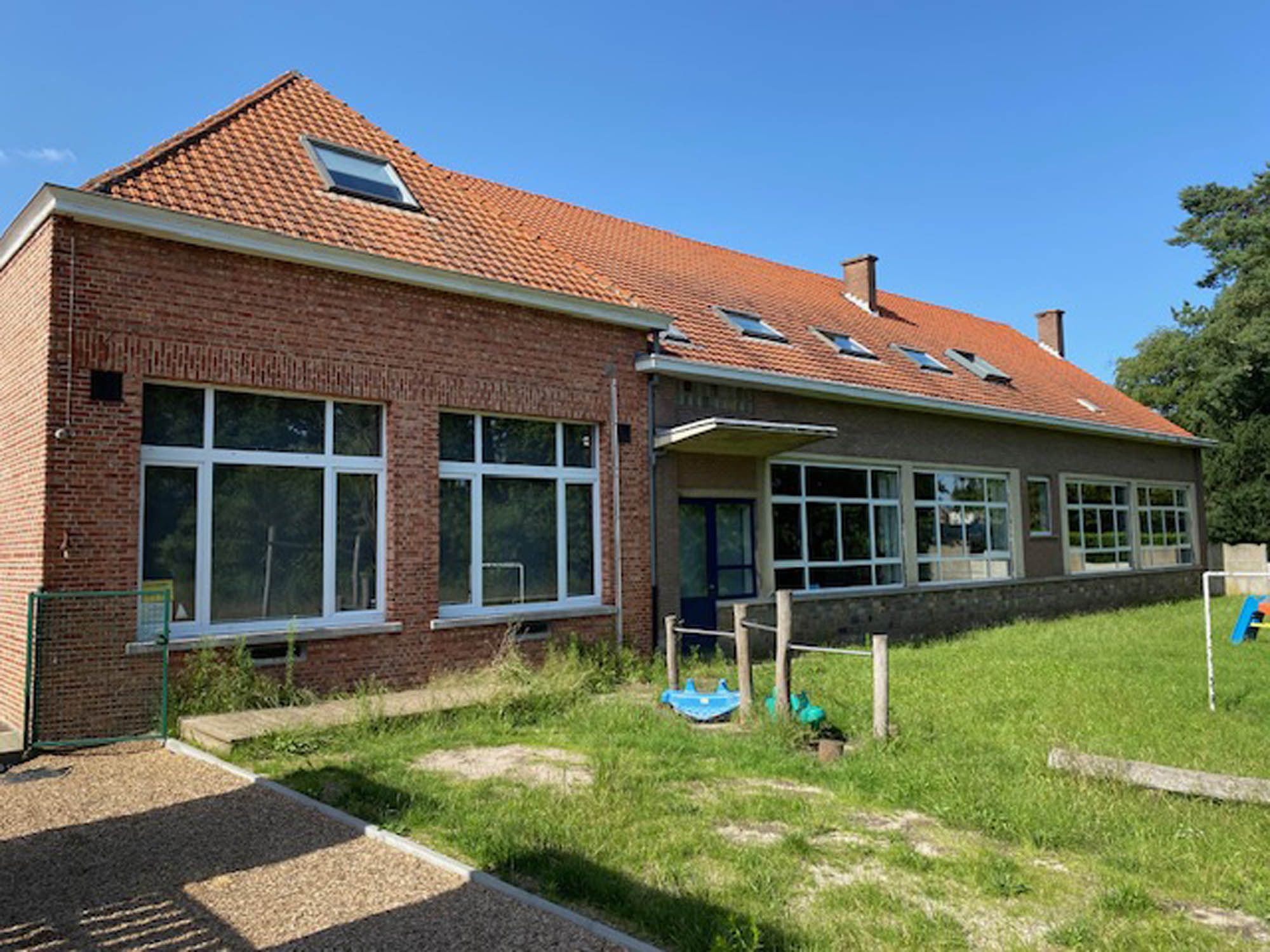Klaslokalen met grote ramen aan de speelplaats na reiniging