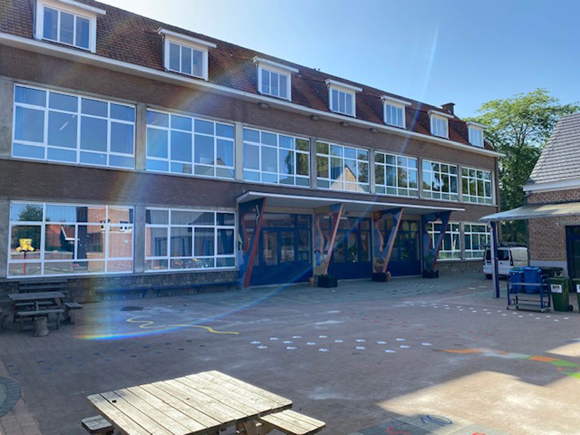 Schoolgebouw met gereinigde ramen over twee verdiepingen