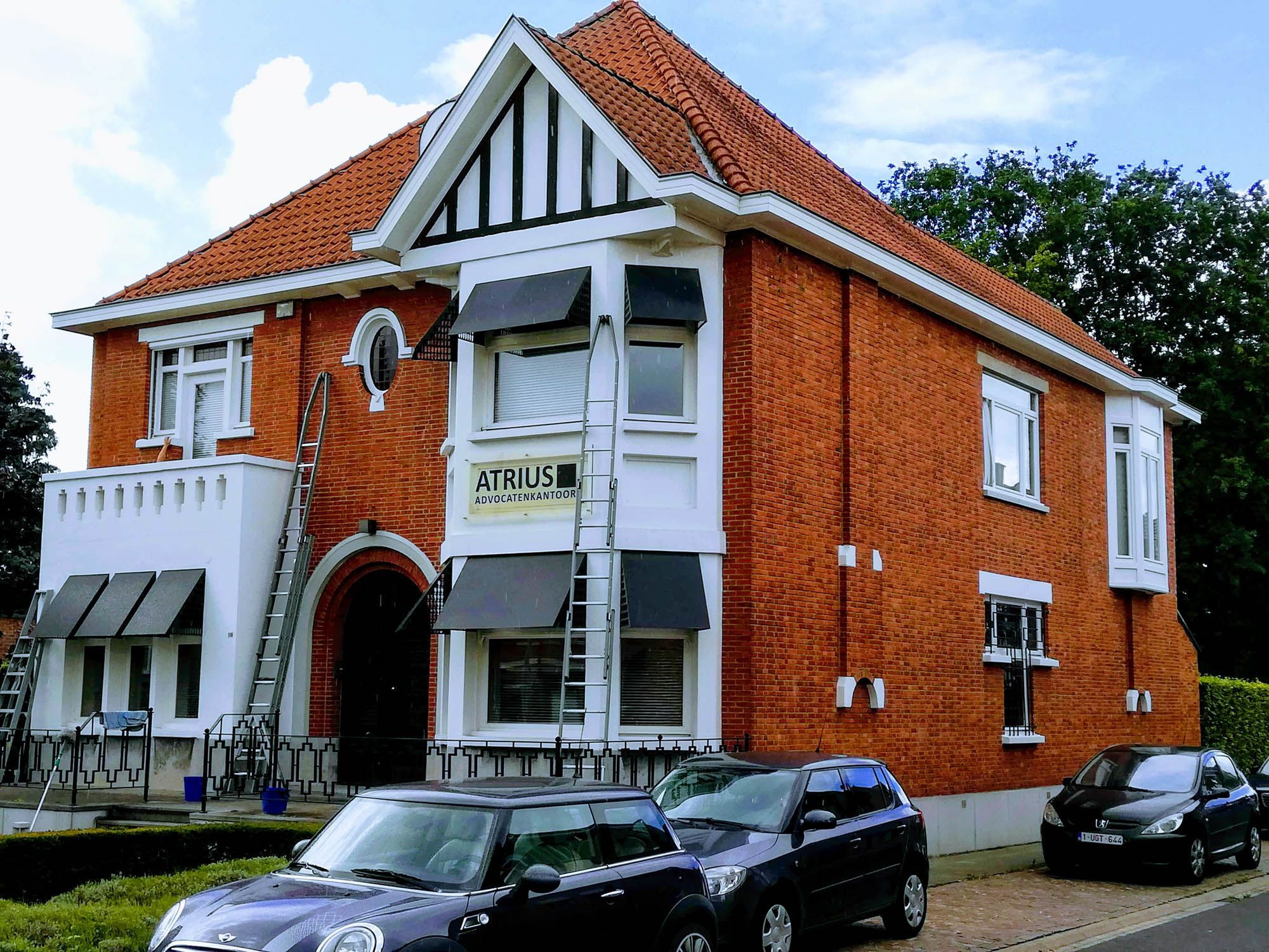 Kantoorwoning Atrius met ladder tijdens het reinigen van de bovenramen