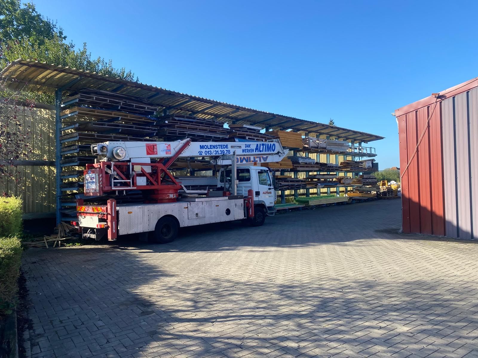 Ladderwagen van Altimo Dakwerken op het bedrijfsterrein in Molenstede